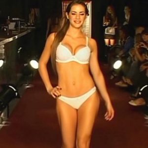 Dominique Pestaña lenceria desfile modelo fitness