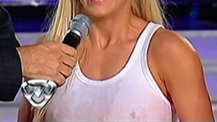 Evangelina Anderson transparenta pezones en remera mojada [B10]