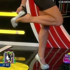 Paula Alvariñas piernas hot minifalda tacos altos