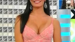Paula Alvariñas escote hot secretaria Sofovich La Noche del Domingo TV damageinc videos