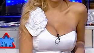 Virchu Gallardo tetas grandes top blanco escotado Animales Sueltos TV damageinc videos
