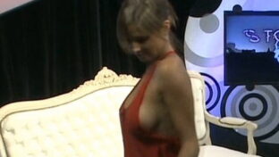 Ursula Vargues con media teta afuera del top rojo oops Stop and Go TV damageinc videos