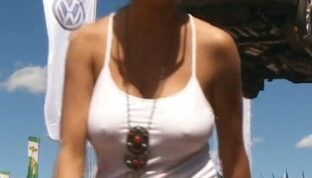 Ursula Vargues tetas sin corpiño en remera blanca notera de TV en Stop and Go damageinc videos