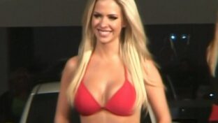 Alejandra Maglietti rubia tetona bikini rojo desfile Fiat Pinamar 2013 damageinc videos