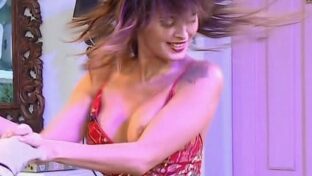 Silvina Luna oops se le asoman los pezones en vestido rojo en TV damageinc videos