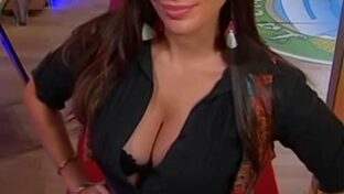 Laura Gaffuri morocha tetona escote camisa abierta en TV damageinc videos