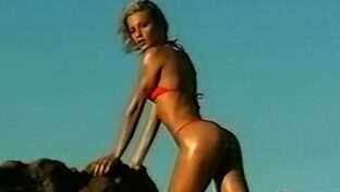 Ingrid Grudke backstage culo en tanga bikini junto al mar damageinc videos