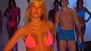 Jesica Cirio tetas en bikini rosa Desfile Cuggini 2004 damageinc videos