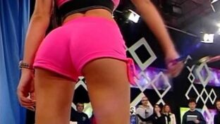 Belén Lavallén orto en calzas rosa bowling La Noche del Domingo TV damageinc videos