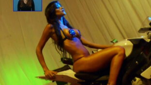 Evangelina Carrozzo promotora en tanga y pezoneras arriba de una moto damageinc videos