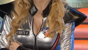 Fátima Flórez tetotas escote catsuit plateado Plan TV damageinc videos