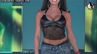 Marixa Balli bien escotada marca pezones y juega básquet