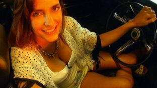 Alejandra Martínez escote hot y gambas en El Garage TV damageinc videos