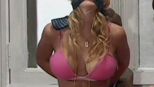 Jesica Cirio tetas lingerie rosa bondage amordazada atada Casados con Hijos TV damageinc videos