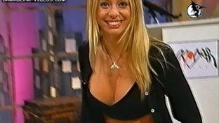 Cecilia Caramelito Carrizo rubia tetona en top negro escotado Atorrantes TV damageinc videos