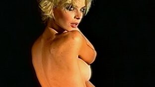 Natalia Rackiewicz desnuda con media teta y un pezón que se asoma oops El rayo TV damageinc videos