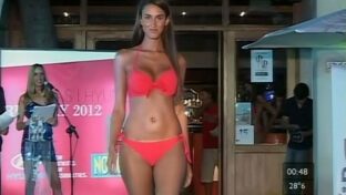 Magalí Montoro morocha tetona en bikini rojo desfile Hyundai noticias 2012 damageinc videos
