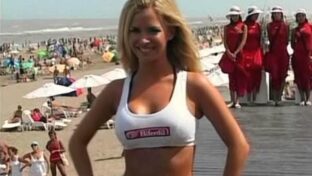 Alejandra Maglietti rubia de tetas grandes en top blanco escotado desfile playero UFO Point 2009 damageinc videos
