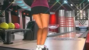 Belén Giménez upskirt en minifalda juega bowling La Noche Del Domingo TV damageinc videos