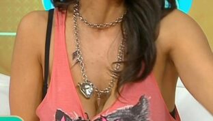 Celeste Muriega tetotas en top rosa escotado en TV damageinc videos