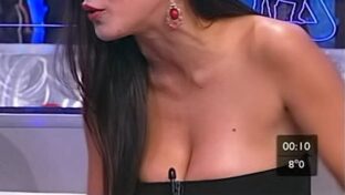 Andrea Rincón morocha tetona con las gomas al borde del oops Animales Sueltos TV damageinc videos