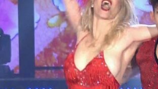 Nicole Neumann baila salsa trío a pura goma y upskirts [B14]