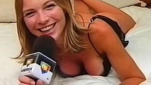 Natalia Rackiewicz rubia tetona en babydoll en la cama Arde Troya TV damageinc videos