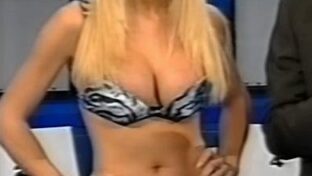 Laura Franco Panam rubia tetona siliconada secretaria hot en La Noche del Domingo TV damageinc videos