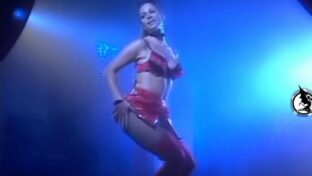 Andrea Campbell stripper en lingerie de látex rojo en boliche RR DT TV damageinc videos