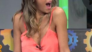 Floppy Tesouro y sus hermosas tetas en blusa escotada