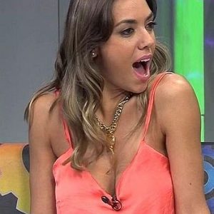 Busty Floppy Tesouro sexy cleavage in Tiempo Extra