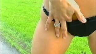 Ingrid Grudke se mete el dedo en el papo en tanga negra portfolio Mundoshow TV damageinc videos
