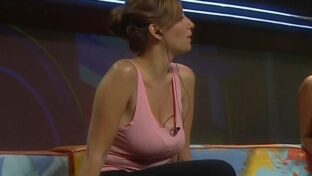 Julieta Cayetina y sus enormes pechos naturales [x4]
