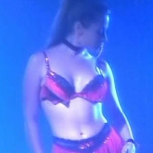 Andrea Campbell striptease en lingerie roja damageinc videos famosas