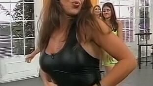 Alejandra Munno marcando pezones catsuit negro ajustado Alé Alé TV damageinc videos