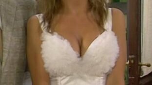 Luisana Lopilato tetas turgentes en vestido blanco escotado Casados con Hijos TV damageinc videos