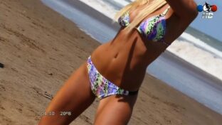 Melina Lezcano en tanga de bikini posando en la playa la rubia de Agapornis damageinc videos