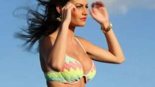 Sofía Jujuy Jiménez buenas tetas en bikini backstage damageinc videos