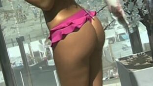 Celeste Muriega culazo en tanga rosa con volados en TV damageinc videos