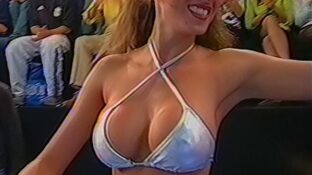 Valeria Degenaro poderosos pechos marcando pezones en top plateado damageinc videos