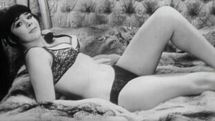 Zulma Faiad en tanga y corpiño en la cama película argentina retro Demetrio Silbame la Marcha Nupcial damageinc videos