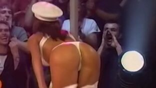 Mara Linari striptease de marinerita hot a puro culo