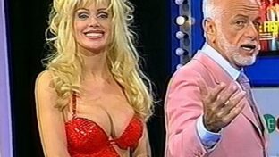 Laura Panam Franco rubia muy tetona en vestido rojo