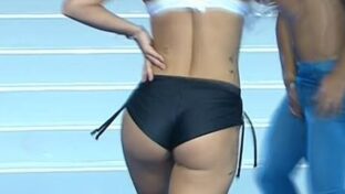 Paula Amodeo culo cachetón y musculoso en hot shorts Combate TV damageinc videos