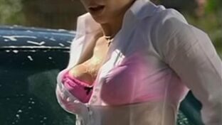 Romina Gaetani con las tetas mojadas lavando el auto
