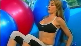 Catherine Fulop tetas en top escotado haciendo gym damageinc famosas