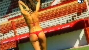 Débora Bello portfolio en bikini rojo culo en tanga en la cancha de fútbol damageinc videos
