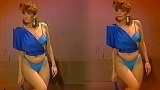 La Tana Noemi Alan en tanga y corpiño azul en la TV damageinc famosas