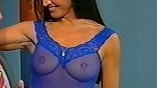 Silvina Coacci transparenta las tetas en lingerie azul