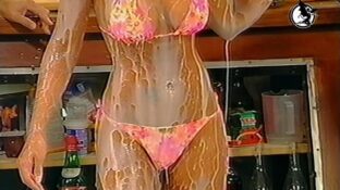 Mariana De Melo en bikini… bañada en leche !